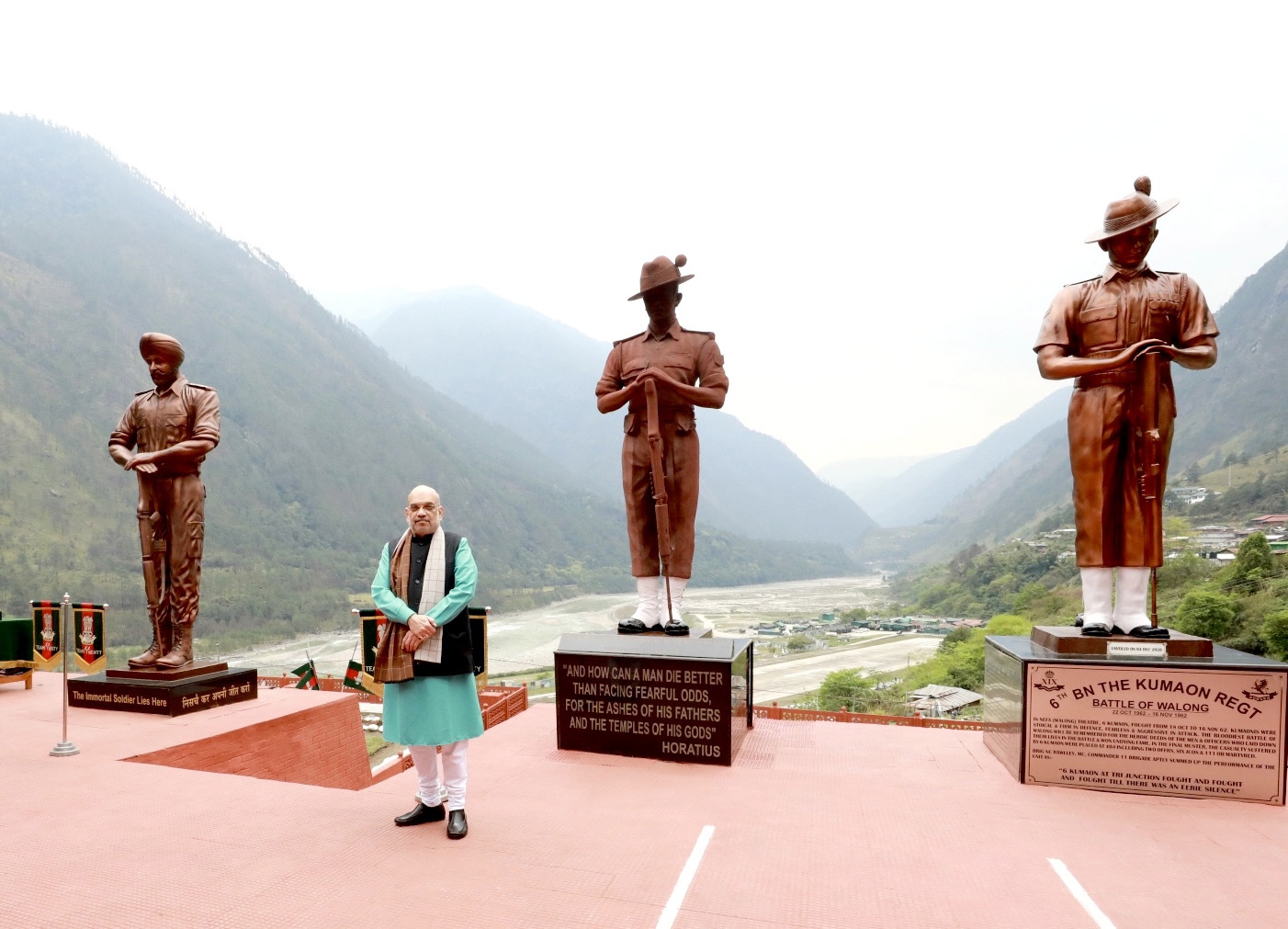 शहीद सैनिकों की मूर्तियों के बीच अमित शाह